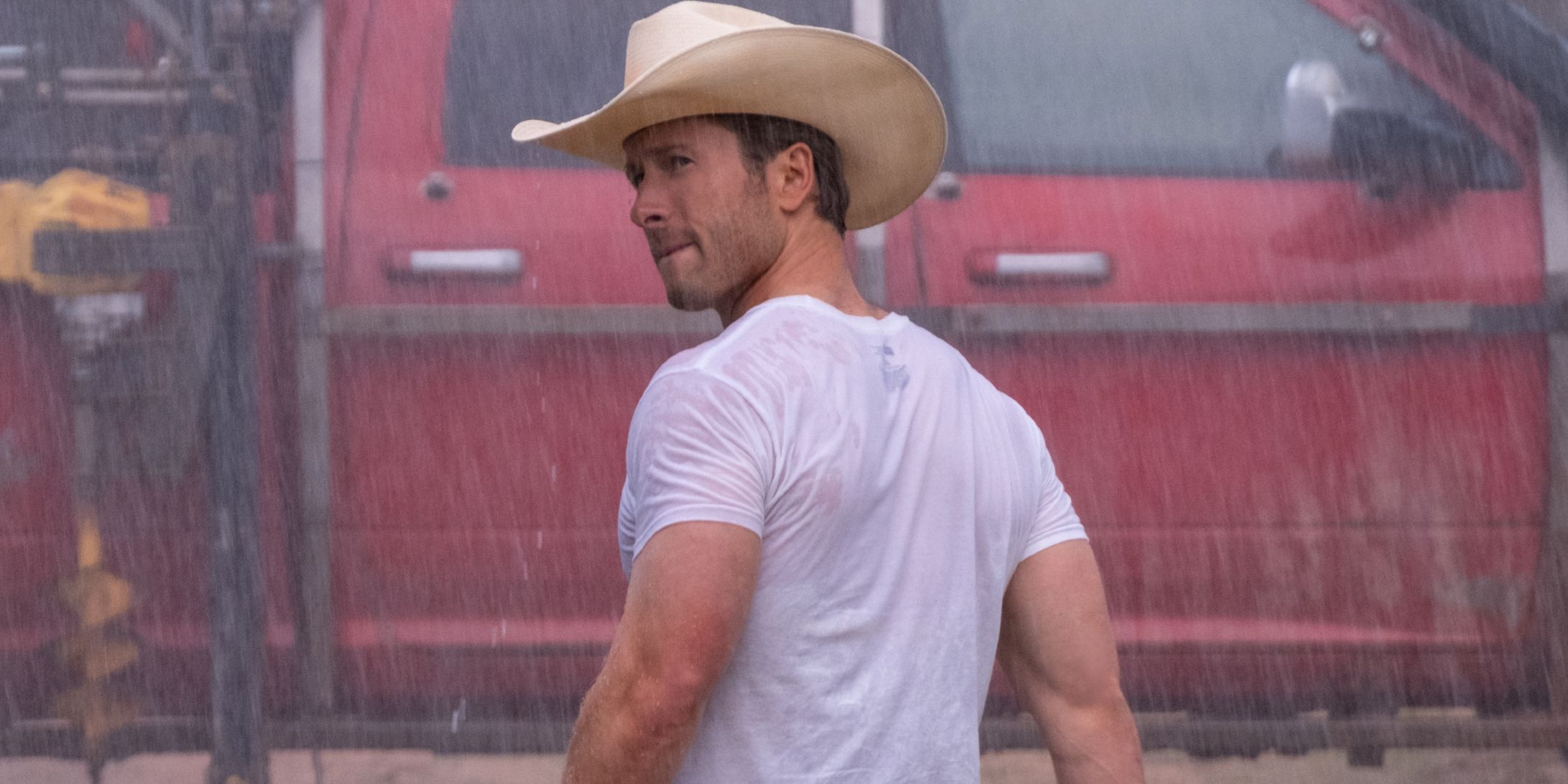 Glen powell conquista con la nuova commedia sul football e supera il reboot di friday night lights