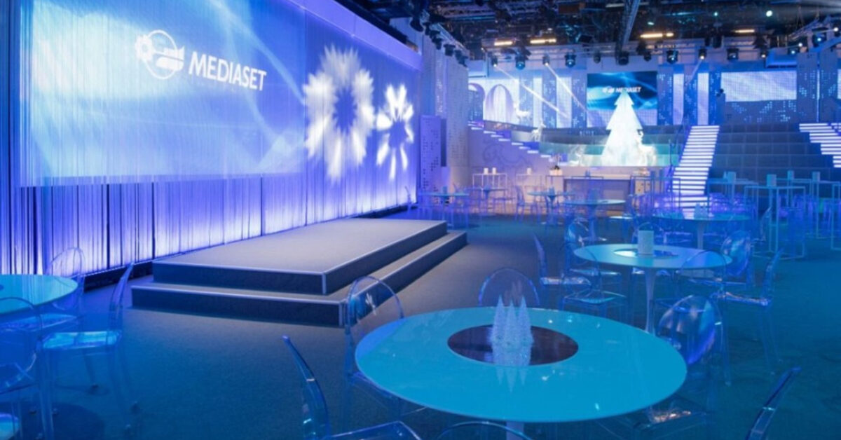 Mediaset ferma il programma, il conduttore storico parla dopo lo stop