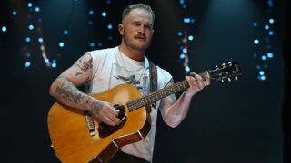 Nuova canzone di zach bryan critica le irruzioni dell’ice e genera dibattito online