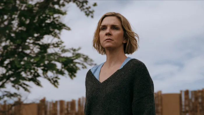 Pluribus rhea seehorn anticipa l evoluzione sempre più strana della serie di vince gilligan Pluribus rhea seehorn anticipa l evoluzione sempre più strana della serie di vince gilligan