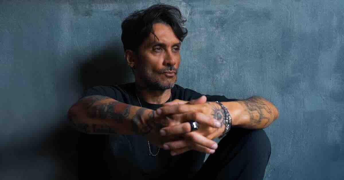 Sanremo 2026 Fabrizio Moro critica il festival: più televisione che tradizione Sanremo 2026 Fabrizio Moro critica il festival: più televisione che tradizione