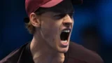 Jannik Sinner vince facilmente contro De Minaur e raggiunge la finale a Torino
