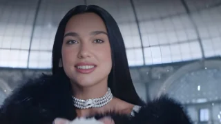 Dua lipa apre lo spot di milano cortina 2026 parlando italiano
