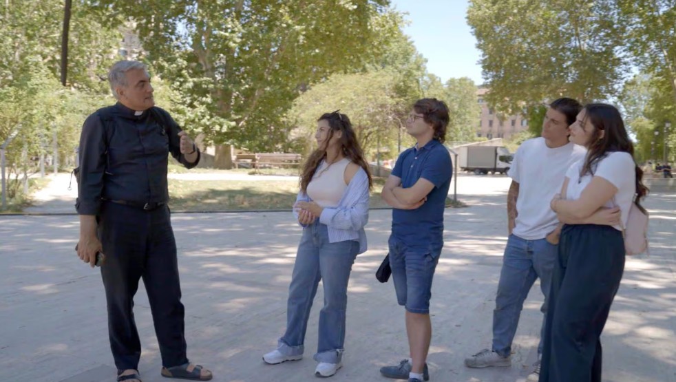 Giubileo giovani documentario di don Walter Insero su rai 3 novità e curiosità Giubileo giovani documentario di don Walter Insero su rai 3 novità e curiosità