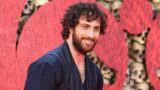 Aaron Taylor Johnson senza maglietta sul set di Werwulf di Robert Eggers