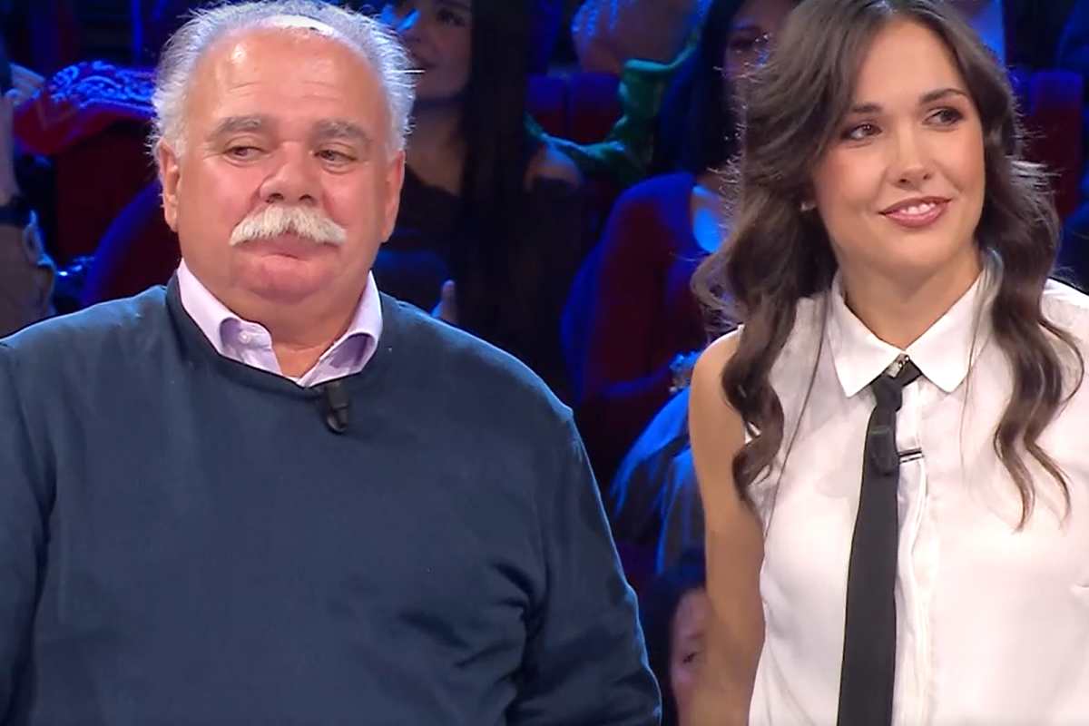 Affari tuoi De Martino mette alle strette Thanat ecco cosa è successo