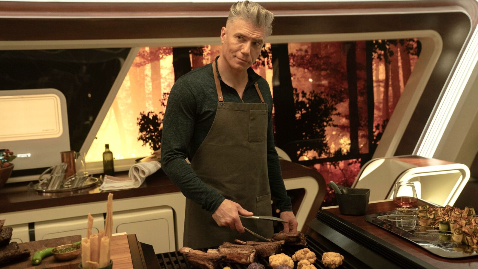 Anson Mount augura buon Thanksgiving mentre si avvicina la fine delle riprese di Star Trek strange new worlds