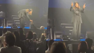 Giorgia fa emozionare una fan con il suo microfono durante un concerto