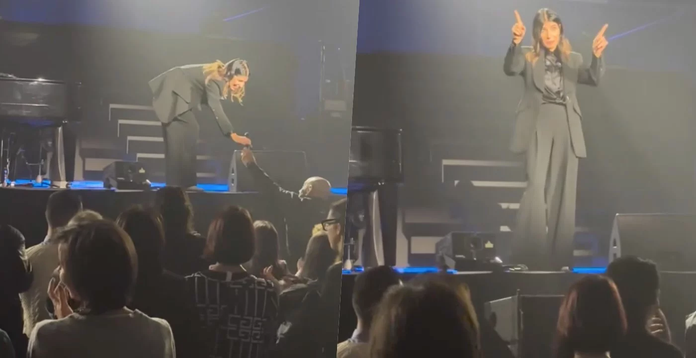 Giorgia fa emozionare una fan con il suo microfono durante un concerto