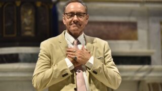 Kevin spacey sotto accusa per nuove aggressioni sessuali mentre tenta il ritorno nel cinema