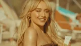Sabrina carpenter interpreta alice nel paese delle meraviglie