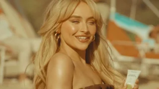 Sabrina carpenter interpreta alice nel paese delle meraviglie