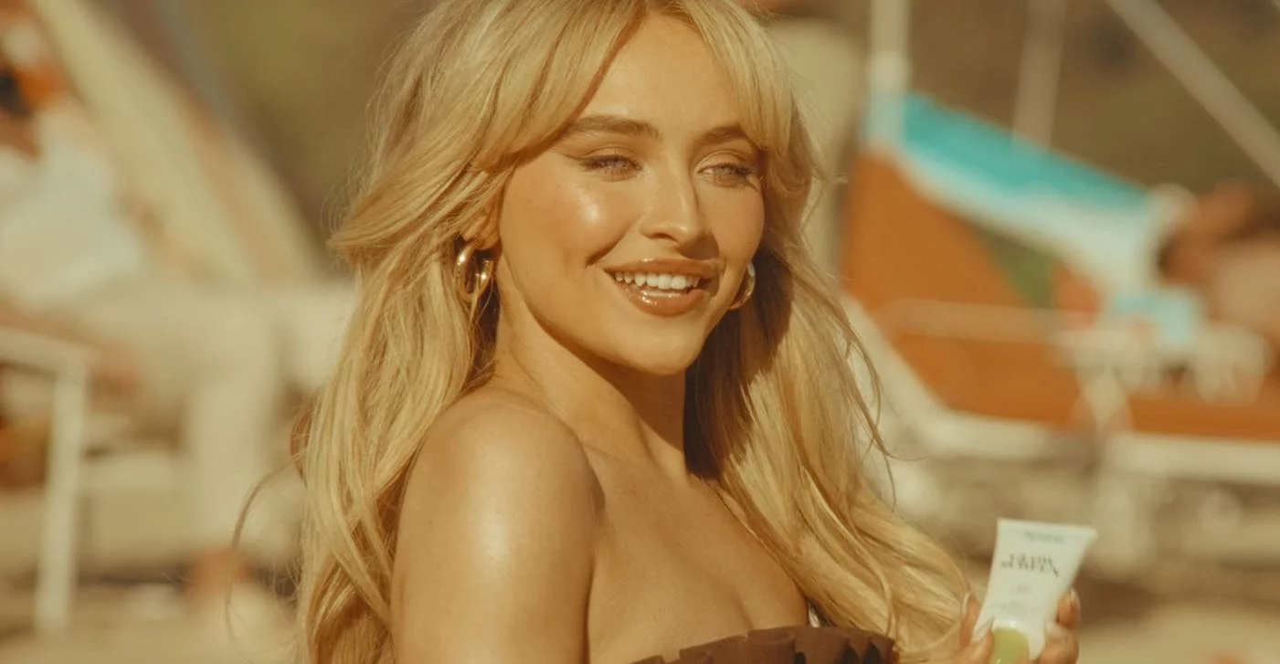 Sabrina carpenter interpreta alice nel paese delle meraviglie Sabrina carpenter interpreta alice nel paese delle meraviglie