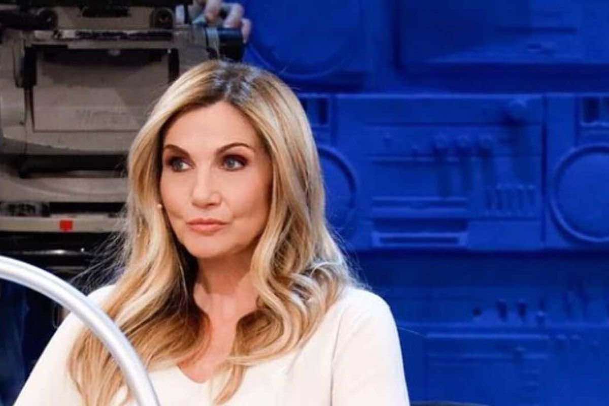 Amici 25 il gesto di lorella cuccarini provoca polemiche e scontro