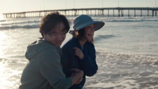 Lucy liu protagonista di una giornata perfetta in spiaggia a rosemead clip