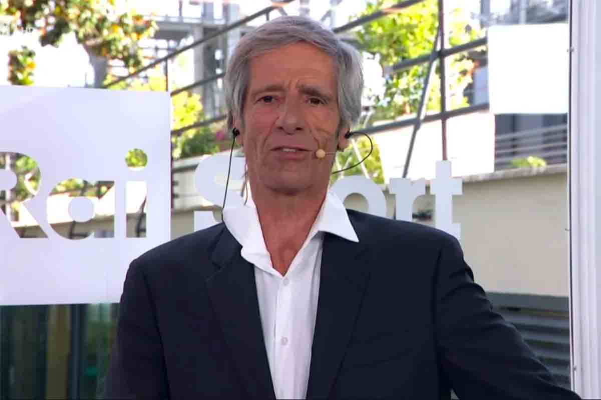 Marco fiocchetti saluta la televisione dopo la vittoria di jannik sinner Marco fiocchetti saluta la televisione dopo la vittoria di jannik sinner