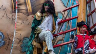 Mr fantasy parade debut e il segreto dietro il look glam-rock di kj apa