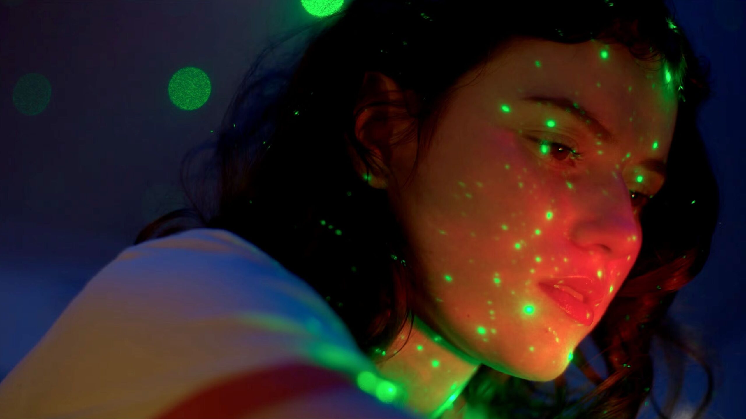 Peas and carrots recensione: una commedia scolastica confusa e poco naturale Peas and carrots recensione: una commedia scolastica confusa e poco naturale