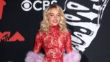 Musical di alice in wonderland di universal sabrina carpenter protagonista