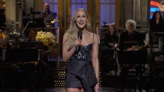 Mordente battuta di nikki glaser su saturday night live che ha infiammato gli spettatori