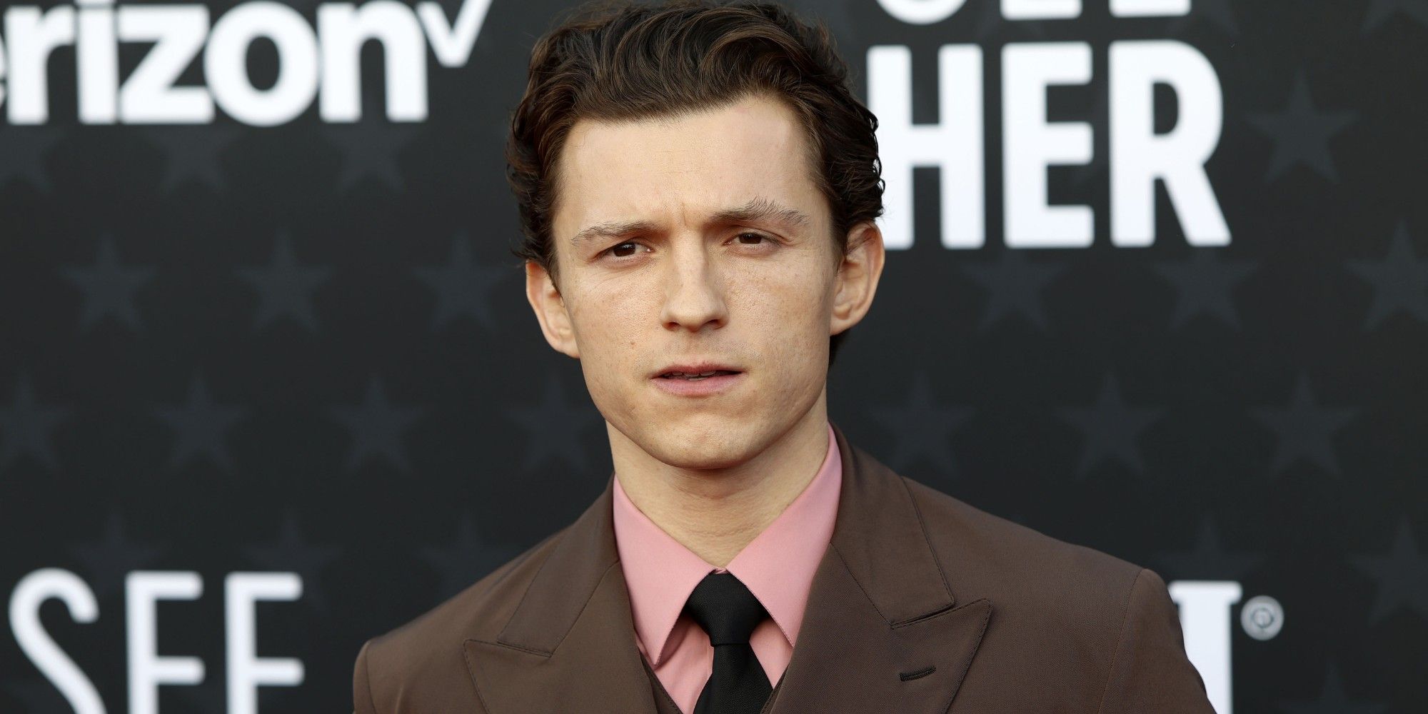 Personaggi di odyssey di tom holland e anne hathaway svelati nelle nuove immagini