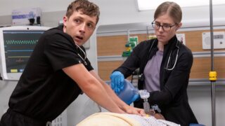 La stagione 2 di the pitt: il ritorno di dana porta a emozionanti trame narrative