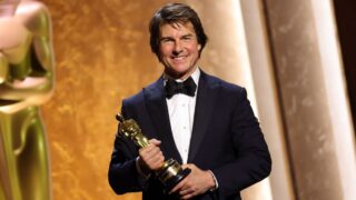 Tom cruise ritira il premio oscar e commuove i fan sul suo amore per il cinema