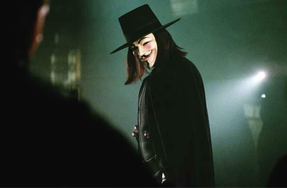 V per vendetta diventa una serietv: le novità rispetto al film con Hugo Weaving e Natalie Portman