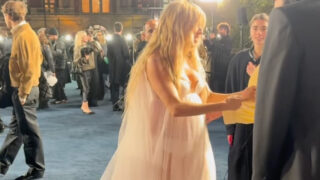 Vip incinta sorpresa sul red carpet mostra il pancione