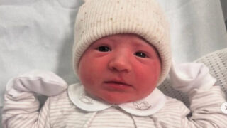 Quarto nipotino nato a natale dalla vip che diventa nonna a 49 anni