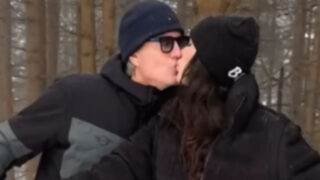 Coppia tv italiana annunciando il matrimonio con un anello scintillante