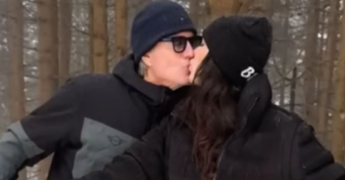 Coppia tv italiana annunciando il matrimonio con un anello scintillante Coppia tv italiana annunciando il matrimonio con un anello scintillante