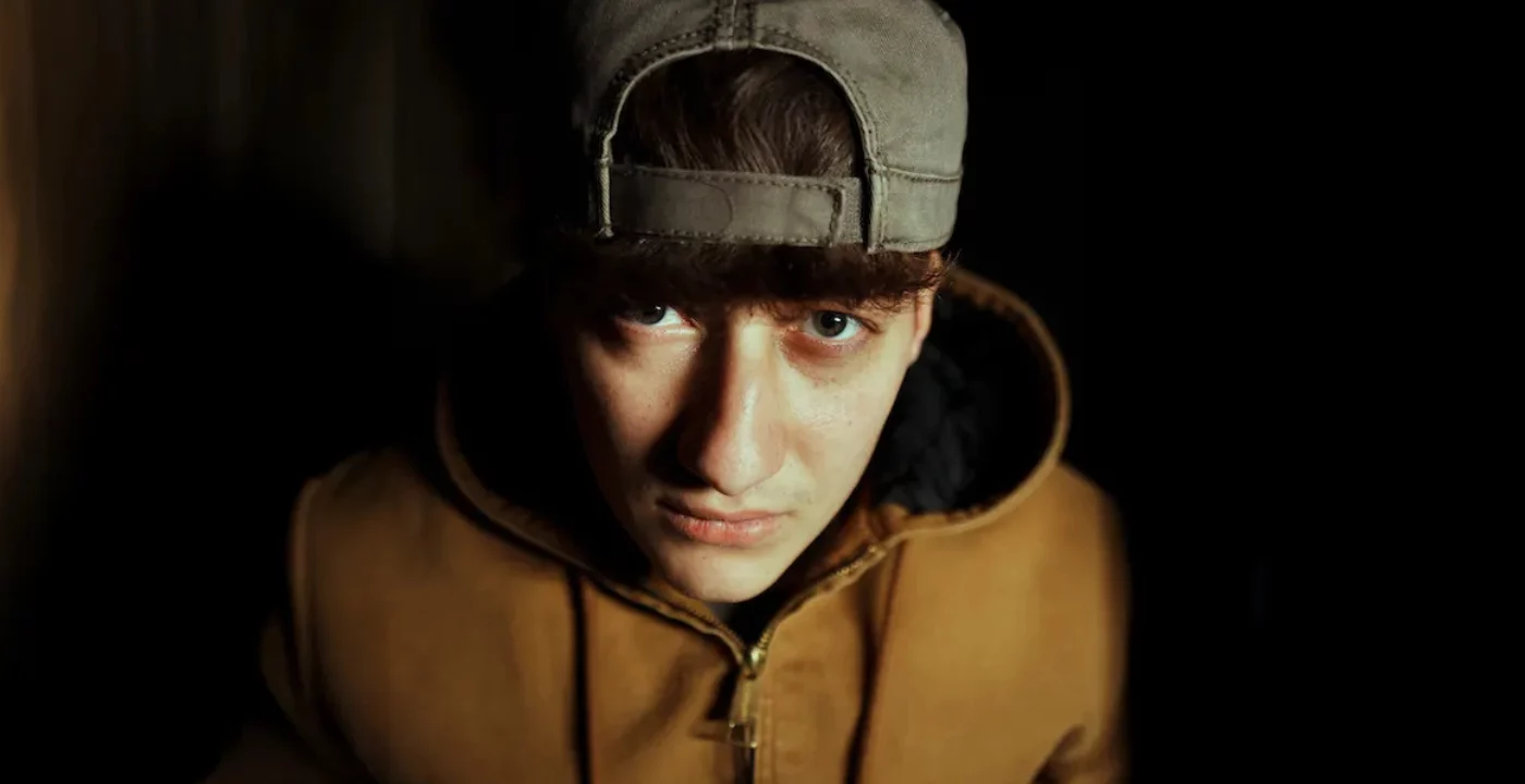 vybes facevo per tre il brano che parla di solitudine e essere figlio unico da Jumptheshark.it vybes facevo per tre il brano che parla di solitudine e essere figlio unico