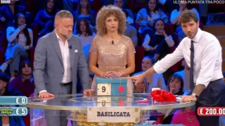 Vince a Affari Tuoi stasera 16 dicembre 2025 quanto hanno portato a casa