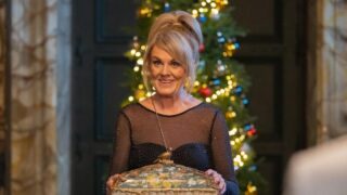 Serie criminale quasi perfetta che conquista Netflix con speciale natalizio su piattaforma gratuita