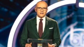 Alfonso Signorini risponde alle accuse di Corona sui favoritismi al GF
