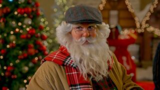 Recensione secret santa alexendra breckenridge mira a rendere speciale un film natalizio prevedibile
