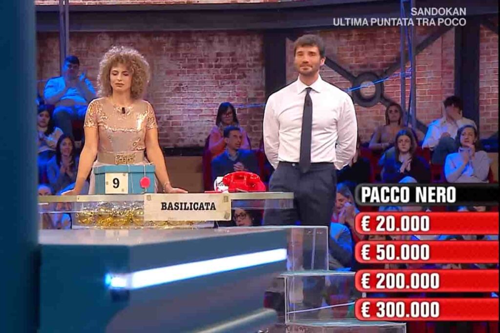 Affari tuoi vincite del 16 dicembre 2025 e la frecciatina di De Martino a Mediaset