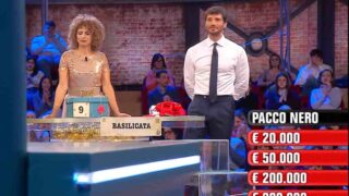 Affari tuoi vincite del 16 dicembre 2025 e la frecciatina di De Martino a Mediaset