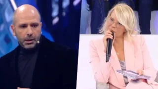 Amici e discussione con un ex allieva nel film di checco zaleone