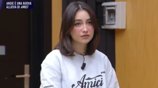 Chi è angie di amici 25 età vera identità origini