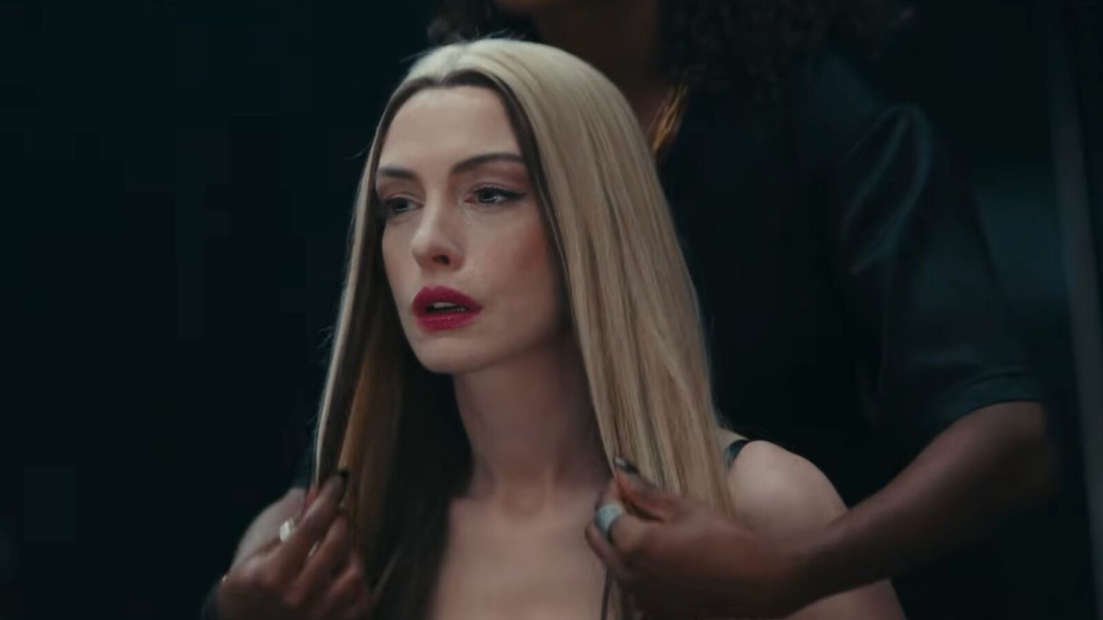 Anne Hathaway in madre Mary: il trailer horror musicale di A24 con demoni e pop star
