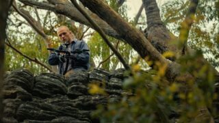 Trailer di apex di netflix con taron egerton che cerca charlize theron nella natura