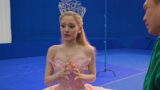 Ariana grande trasforma il personaggio nel sequel di wicked in nostro clip esclusivo