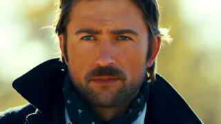 Brandon sklenar veste i panni di batman nel dc universe con un’arte realistica