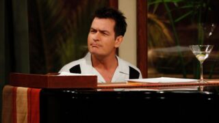 Lo stipendio record di charlie sheen in due e mezzo uomini
