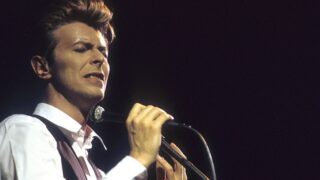 Come una canzone natalizia ha fatto piangere david bowie la vera storia del suo duetto inatteso dopo 50 anni