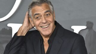 Catch-22 miniserie di george clooney una satira di guerra da non perdere