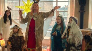 Toni collette e andrea riseborough svelano le loro tradizioni natalizie preferite
