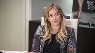 Hilary duff giovane diventa sensation globale su netflix con la commedia sul posto di lavoro